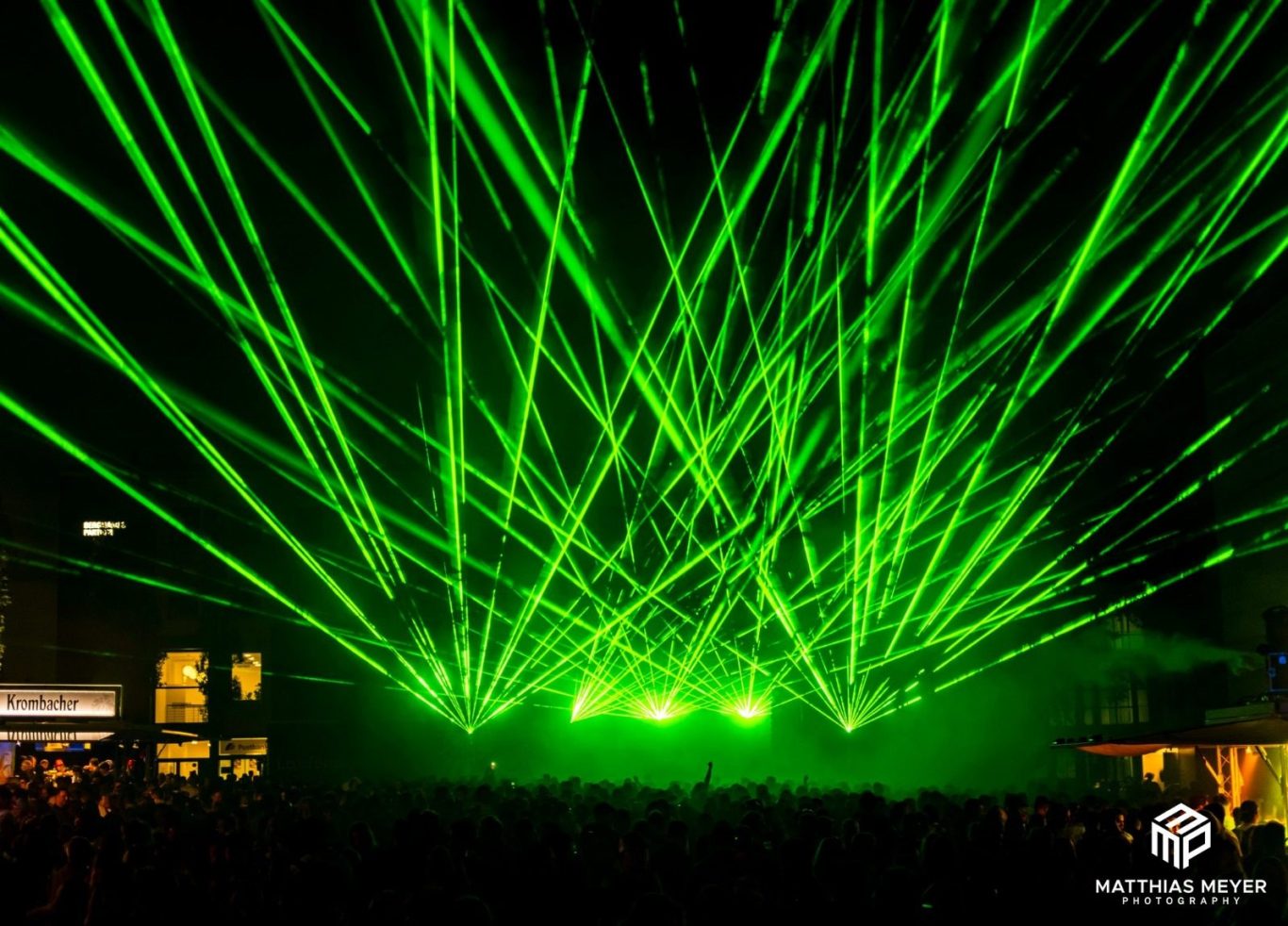 Kreative Lichtinszenierung von CTW Laser in einem Veranstaltungsraum