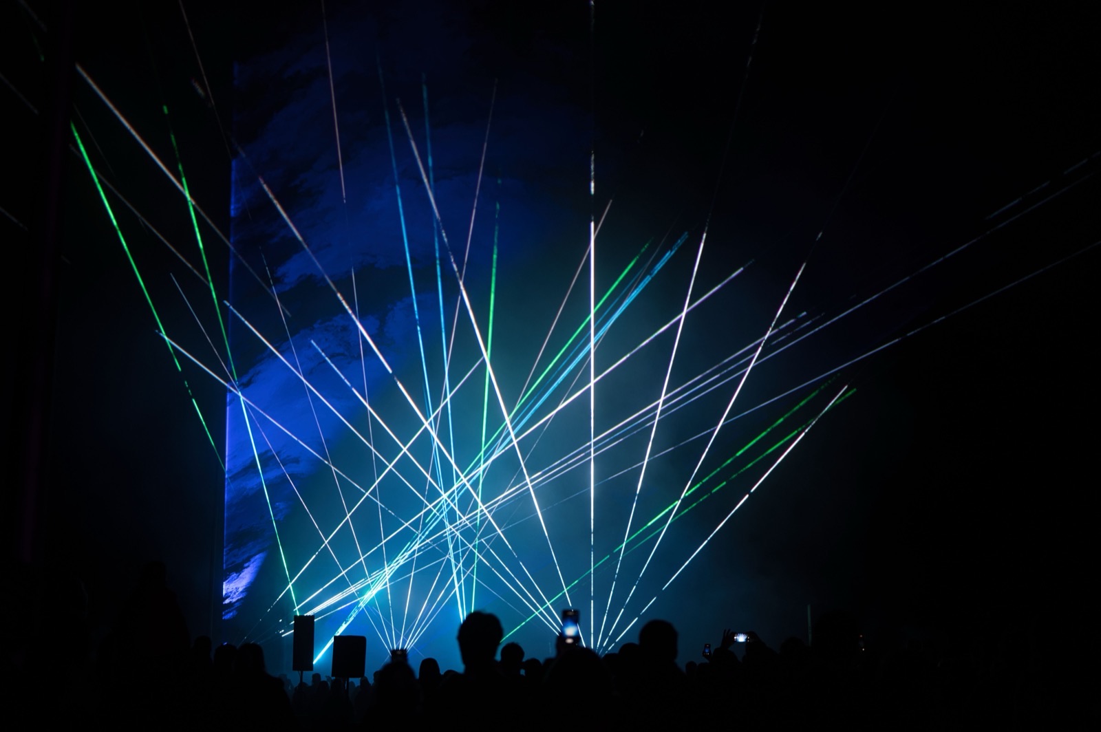 Laser-Lichtshow über Publikum bei einem Stadtfest